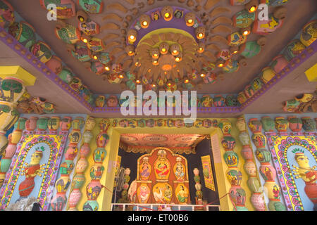 Verzierte Mandap und Idole der Göttin für Durga Puja; Kolkata; Westbengalen; Indien Stockfoto