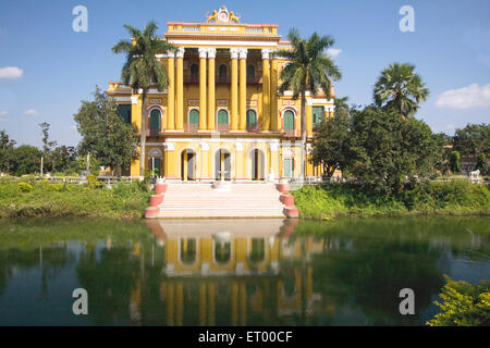 Palast-Ansicht mit Blick auf Wasser vom Teich; Murshidabad; Westbengalen; Weltkulturerbe in Indien Stockfoto