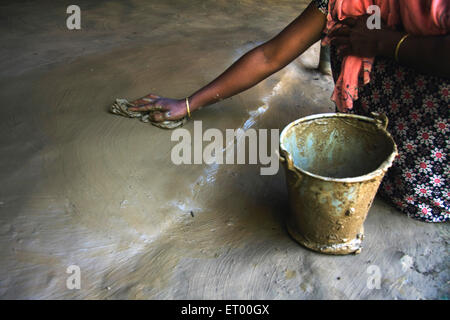 Frau mit Kuhdung Assam Indien Bodenreinigung Stockfoto