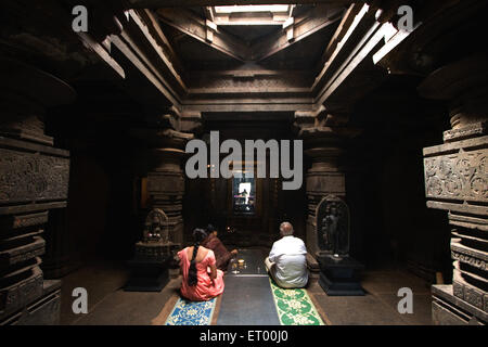 Mann und Frau in Jain Tempel alte kamal Basti in Belgaum zu beten; Karnataka; Indien Stockfoto
