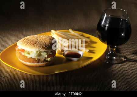 Fast-Food vegetarische Burger mit Pommes Frites mit Sauce und Cola; Indien Stockfoto