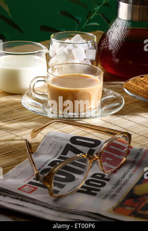 Tea-Time mit Keksen und Zeitung; Indien Stockfoto