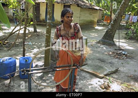 Keralite Frau macht Kokos Seil in Hütte; traditionelle Methode; Kerala; Indien nicht Herr Stockfoto