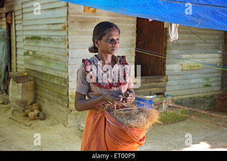 Keralite Frau macht Kokos Seil in Hütte; traditionelle Methode; Kerala; Indien nicht Herr Stockfoto