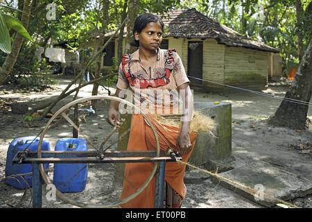 Keralite Frau macht Kokos Seil in Hütte; traditionelle Methode; Kerala; Indien nicht Herr Stockfoto