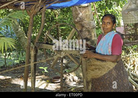 Keralite Frau macht Kokos Seil in Hütte; traditionelle Methode; Kerala; Indien nicht Herr Stockfoto