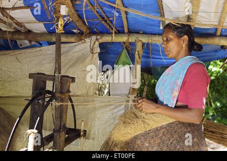 Keralite Frau macht Kokos Seil in Hütte; traditionelle Methode; Kerala; Indien nicht Herr Stockfoto