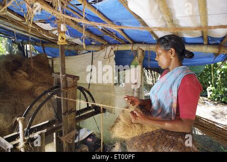 Keralite Frau macht Kokos Seil in Hütte; traditionelle Methode; Kerala; Indien nicht Herr Stockfoto