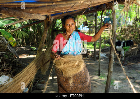 Keralite Frau macht Kokos Seil in Hütte; traditionelle Methode; Kerala; Indien nicht Herr Stockfoto