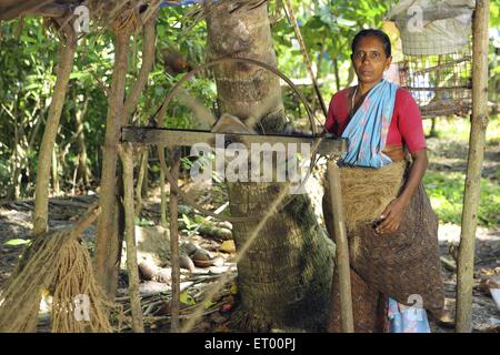 Keralite Frau macht Kokos Seil in Hütte; traditionelle Methode; Kerala; Indien nicht Herr Stockfoto