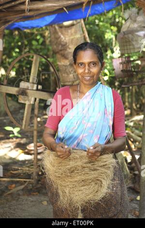 Keralite Frau macht Kokos Seil in Hütte; traditionelle Methode; Kerala; Indien nicht Herr Stockfoto