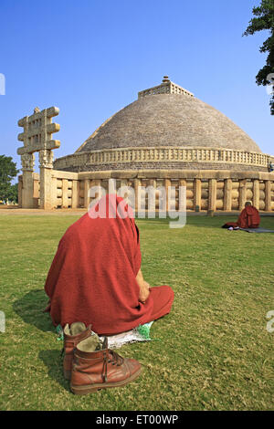 Buddhistischer Mönch Schriftstudium vor Stupa 1 von König Ashok gebaut; Sanchi; Madhya Pradesh; Indien Stockfoto