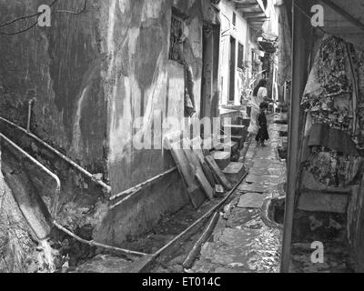 Schmale Gasse in Bhatwadi und Devnar Slum; Bombay Mumbai; Maharashtra; Indien Stockfoto