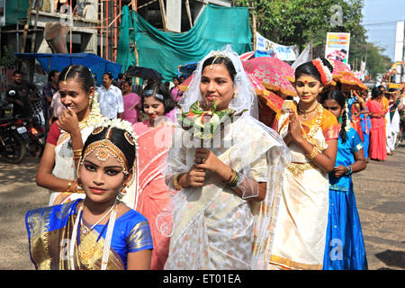 Junge Mädchen in Parade auf Straße von Alleppey Alappuzha; Kerala; Indien 20. Dezember 2008 kein Herr Stockfoto