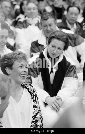 1984 Olympischen Winterspiele, 12. Februar 1984. Eiskunstlauf, vierte Runde Zetra Stadion, Sarajevo, Jugoslawien. Jayne Torvill und Christopher Dean sitzen im Publikum mit Prinzessin Anne, nach der Durchführung ihrer Paso Doble-Routine. Stockfoto