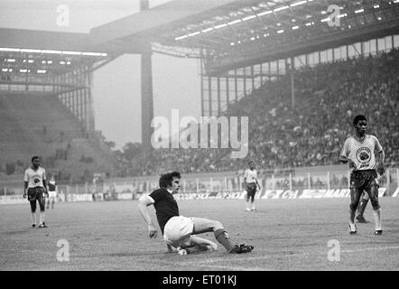 1974 World Cup erste Runde-Gruppe zwei match bei dem Westfalenstadion, Dortmund, Bundesrepublik Deutschland. Zaire 0 V Schottland 2. Peter Lorimer im Strafraum Zaire. 14. Juni 1974. Stockfoto