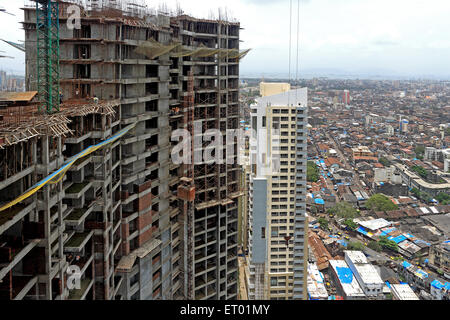 Bau von Gebäuden mit alten Häusern in Mumbai zentral; Bombay Mumbai; Maharashtra; Indien Stockfoto