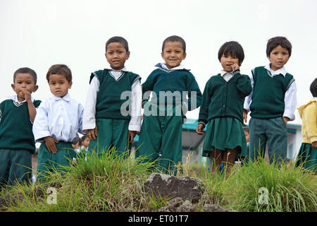 Schulkinder aus Cherrapunjee; Sohra; Meghalaya; Indien NOMR Stockfoto