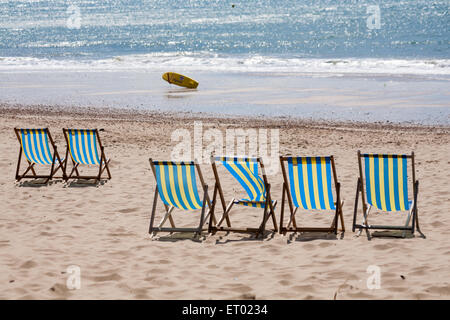 Leere Liegestühle am Strand von Bournemouth im Juni Stockfoto