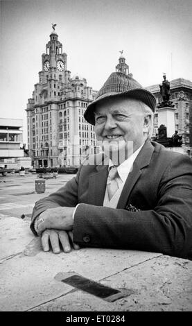 Liverpool Echo Schriftsteller George Harrison, gefolgt von The Beatles auf Tour, in Liverpool City Centre mit dem berühmten Leber-Gebäude hinter abgebildet. November 1982. Stockfoto