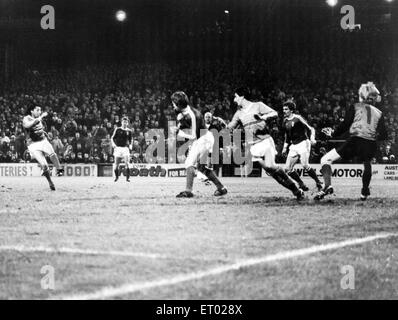 Wales V Island, Ergebnis 2: 1 nach Wales, FIFA World Cup Gruppe 7, Ort Ninian Park, Leckwith, Cardiff, Wales. Mickey Thomas (ganz links) schießt Wales voraus. 14. November 1984. Stockfoto