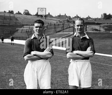 Mitglieder von Charlton Athletic Football Club, Jack Oakes und Don Welsh im Tal. 1. September 1938. Stockfoto