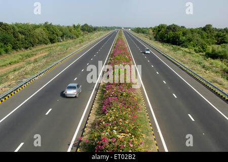 Ahmedabad Vadodara Expressway mit Blumen Bett National Highways Autorität von Indien Gujarat Indien Stockfoto