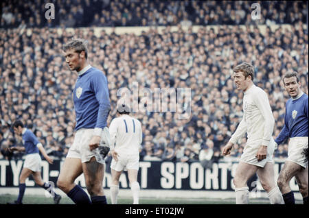 Englische League Division One Match an der Elland Road. Leeds United 2 V Leicester City 0. Leicester-paar Graham Cross und Alan Woollet mit Mick Jones von Leeds. 19. April 1969. Stockfoto