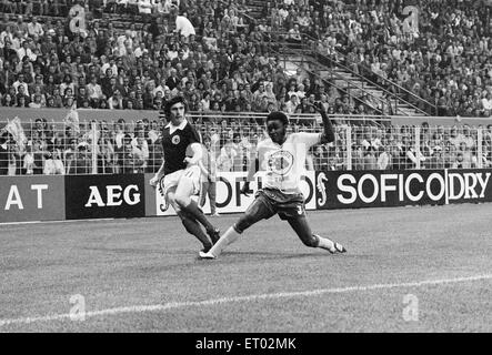 1974 World Cup erste Runde-Gruppe zwei match bei dem Westfalenstadion, Dortmund, Bundesrepublik Deutschland. Zaire 0 V Schottland 2. Peter Lorimer kreuzt den Ball vorbei Mwanaza Nel Nokumbo. 14. Juni 1974. Stockfoto