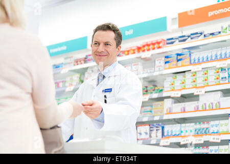 Unterstützung der Kunden in der Apotheke Apotheker lächelnd Stockfoto