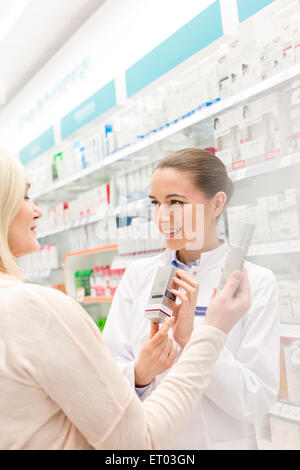 Apotheker empfehlen Produkte an Kunden in der Apotheke Stockfoto