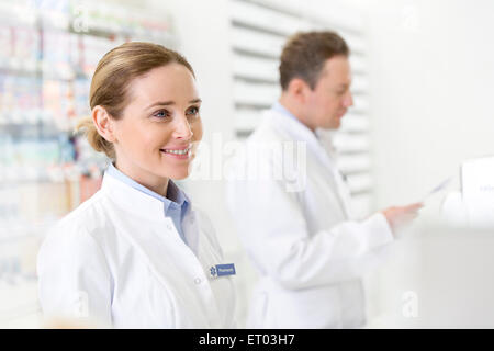 Lächelnde Apotheker in der Apotheke Stockfoto