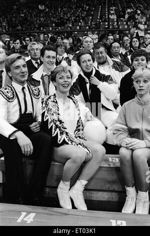 1984 Olympischen Winterspiele, 12. Februar 1984. Eiskunstlauf, vierte Runde Zetra Stadion, Sarajevo, Jugoslawien. Jayne Torvill und Christopher Dean sitzen im Publikum mit Prinzessin Anne, nach der Durchführung ihrer Paso Doble-Routine. Stockfoto