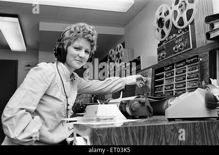 Todd, Trainee Journalist, abgebildet im Newsroom der BRMB Radio, Birmingham, 14. Februar 1974 zu verklagen. BRMB - Start am 19. - werden die vierte unabhängige lokale kommerzielle Radiostation zu beginnen Rundfunk in Großbritannien. Stockfoto