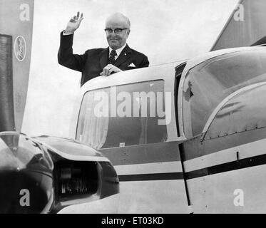 Sir John Moores CBE (25. Januar 1896 25. September 1993). Geschäftsmann und Philanthrop, Littlewoods Einzelhandelsunternehmen mit Sitz in Liverpool, England gegründet. Im Bild eine private Flugzeug nach London Heathrow Airport, wo er zu aus der britischen Olympia-Mannschaft, die sehen bekommt sich für eine internationale Pre-München-Trainingsprogramm - die er - in St. Moritz, 2. August 1972 finanziert fliegen gebunden. Stockfoto