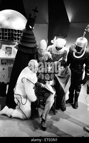 Verity Lambert am Set von Doctor Who, wo "die Bestien von UGH (Vereinigte galaktische zentrale) wurde gefilmt. Produzent Verity ist umgeben von den Tieren. 6. August 1965. Stockfoto