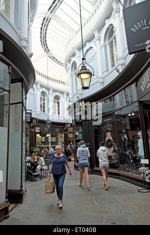 Bummel durch Morgan Arcade letzten Menschen Geschäfte im Stadtzentrum von Cardiff, Wales UK KATHY DEWITT Stockfoto