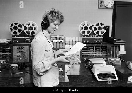 Todd, Trainee Journalist, abgebildet im Newsroom der BRMB Radio, Birmingham, 14. Februar 1974 zu verklagen. BRMB - Start am 19. - werden die vierte unabhängige lokale kommerzielle Radiostation zu beginnen Rundfunk in Großbritannien. Stockfoto