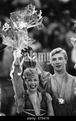 1984 Olympischen Winterspiele, 14. Februar 1984. Eiskunstlauf, Siegerehrung, Zetra Stadion, Sarajevo, Jugoslawien. Jayne Torvill und Christopher Dean zerbrach eine beispiellose 12 Bestnoten gewinnt die Goldmedaille für diese Leistung der Routine Bolero. Stockfoto