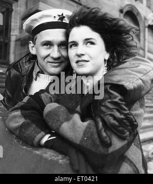 Peter Firth und Alexandra Pigg gesehen hier filmt eine Szene für den Film schreiben an Breschnew vor Ort in Liverpool 1. Oktober 1985 Stockfoto