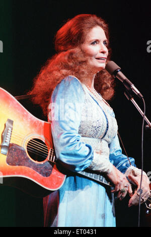 Juni Carter Bargeld führt während Johnny Cash im Konzert in der Royal Albert Hall, London, Sonntag, 14. Mai 1989. Stockfoto