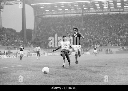 1974 World Cup erste Runde-Gruppe zwei match bei dem Westfalenstadion, Dortmund, Bundesrepublik Deutschland. Zaire 0 V Schottland 2. Peter Lorimer in einer Verfolgungsjagd für den Ball mit Mwanaza Nel Nokumbo. 14. Juni 1974. Stockfoto