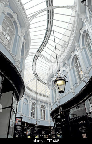 Detail der geschwungene Glas Dach, Architektur und Gas Lampe hängen vom Dach des Morgan Arcade Stadtzentrum von Cardiff, Wales UK KATHY DEWITT Stockfoto