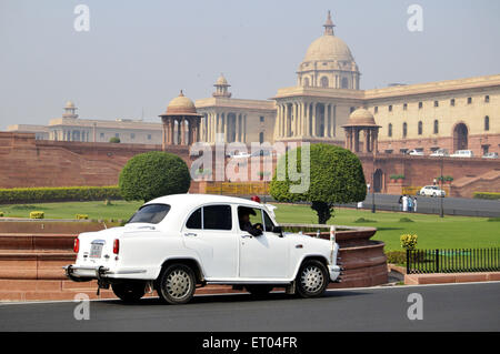 Weißer Botschafter Regierungsauto am Parlamentsgebäude; Nord Block und Süd Block in Neu Delhi; Indien; Asien Stockfoto