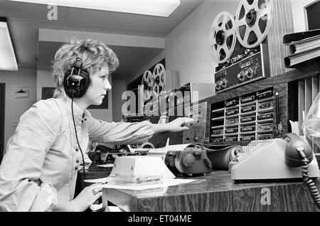 Todd, Trainee Journalist, abgebildet im Newsroom der BRMB Radio, Birmingham, 14. Februar 1974 zu verklagen. BRMB - Start am 19. - werden die vierte unabhängige lokale kommerzielle Radiostation zu beginnen Rundfunk in Großbritannien. Stockfoto