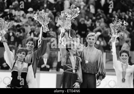 1984 Olympischen Winterspiele, 14. Februar 1984. Eiskunstlauf, Siegerehrung, Zetra Stadion, Sarajevo, Jugoslawien. Jayne Torvill und Christopher Dean zerbrach eine beispiellose 12 Bestnoten gewinnt die Goldmedaille für diese Leistung der Routine Bolero. Stockfoto