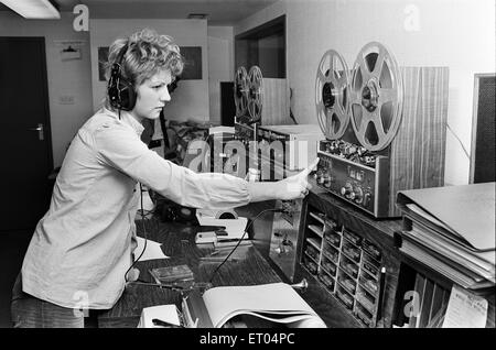 Todd, Trainee Journalist, abgebildet im Newsroom der BRMB Radio, Birmingham, 14. Februar 1974 zu verklagen. BRMB - Start am 19. - werden die vierte unabhängige lokale kommerzielle Radiostation zu beginnen Rundfunk in Großbritannien. Stockfoto