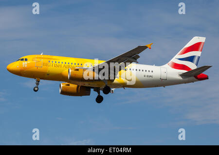 Ein Airbus A319 der British Airways Sekunden von der Landung auf Start- und Landebahn des Flughafens Heathrow 23 L. Stockfoto