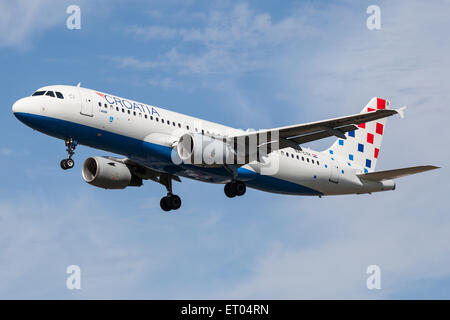 Ein Airbus A320 von Croatia Airlines Sekunden von der Landung auf Heathrow Runway 23L. Stockfoto