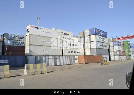 Luftfracht-Container bereit, auf Schiffe im Hafen Pipavav in Gujarat Indien geladen werden Stockfoto